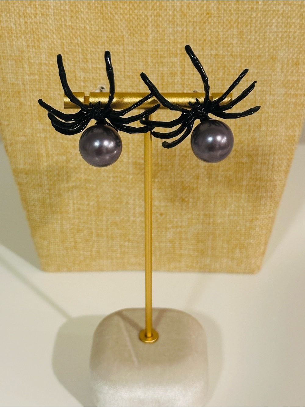 Fashion Jewelry Black Spider-Frame Stud Earrings with Gray Pearl Drops